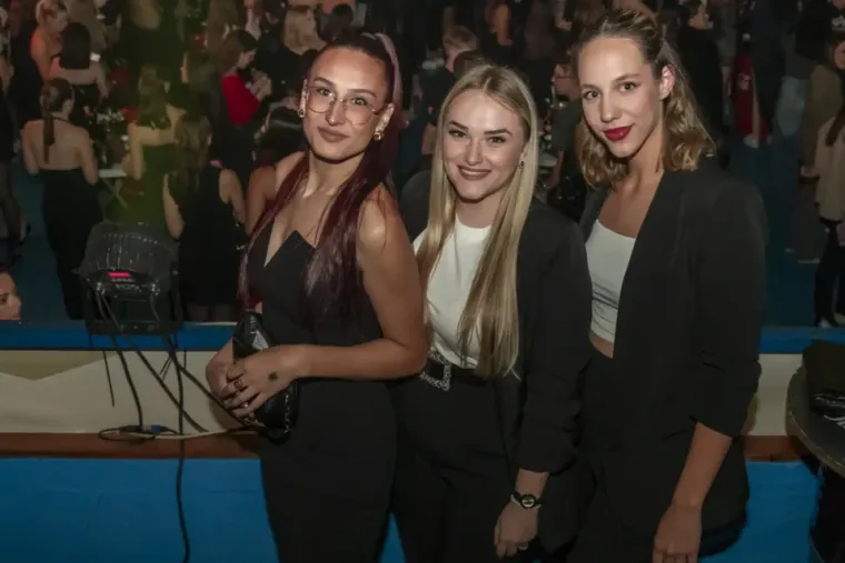 Brucošijada je održana u rasprodanoj dvorani Zrinjevac, gdje je zabava trajala do kasnih noćnih sati. 