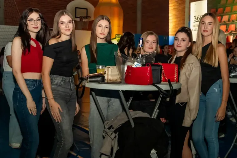 Posebno su oduševile studentice u zadivljujućim izdanjima. 