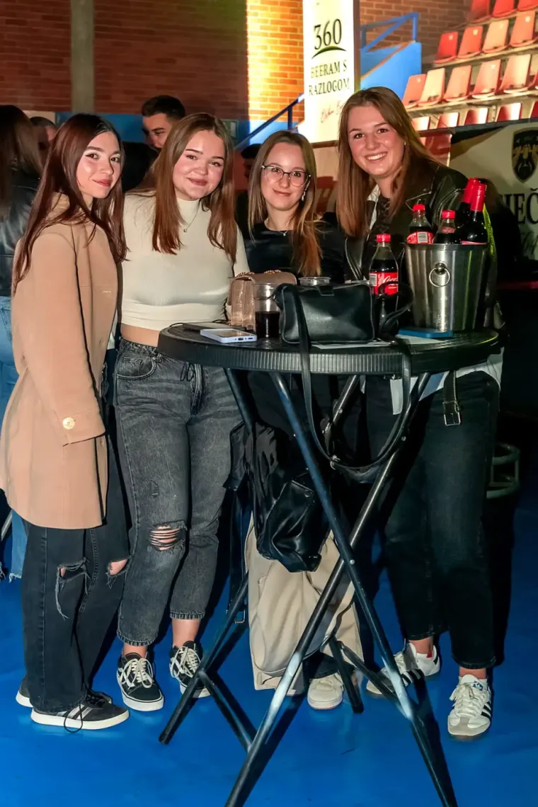 Dvoranom su dominirale djevojke u upečatljivim odjevnim kobimacijama. 