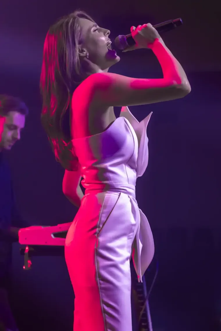 Njeni singlovi vrlo se često nalaze na vrhovima glazbenih ljestvica. 