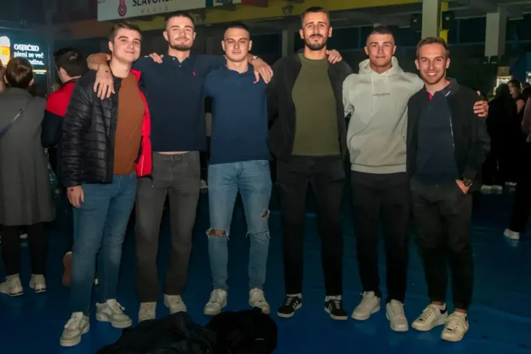 Osječki studenti tulumarili uz zvijezdu regije: Prezgodne Slavonke odu&scaron;evile outfitima