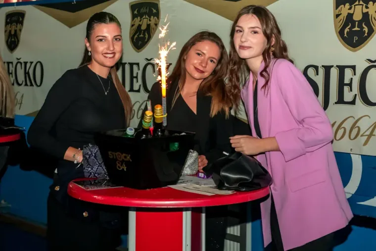 Osječki studenti tulumarili uz zvijezdu regije: Prezgodne Slavonke odu&scaron;evile outfitima