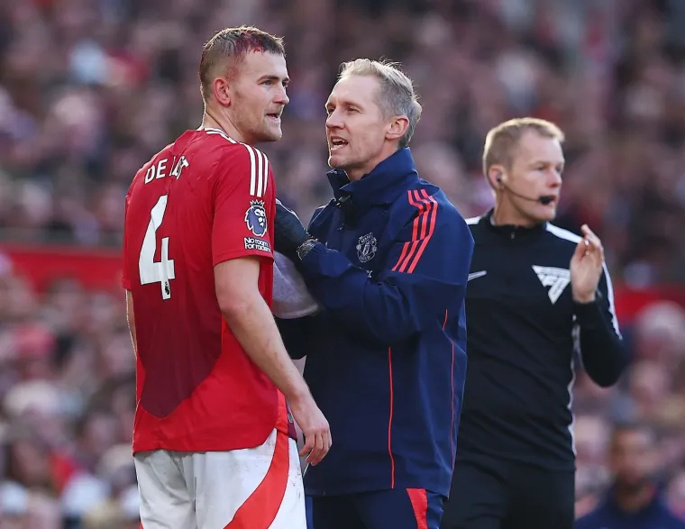 Strašni prizori u Premier ligi: Braniču Crvenih Vragova glava natopljena krvlju nakon sudara