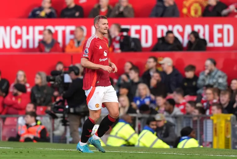 De Ligt je strašno stradao u dvobj s Brentfordovim napadačem a krv mu je ubrzo potekla niz lice 