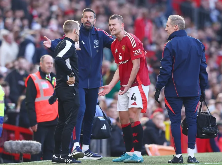 Strašni prizori u Premier ligi: Braniču Crvenih Vragova glava natopljena krvlju nakon sudara