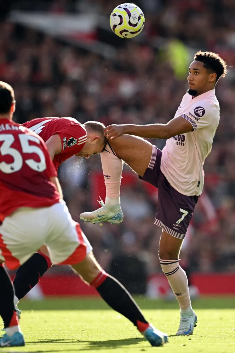 Dvoboj Manchester Uniteda i Brentfoda obilježila je stra&scaron;na ozljeda braniča Crvenih Vragova Matthijsa de Ligta. Nakon &scaron;to je izbio loptu, de Ligt je glavom naletio na koljeno Kevina Schadea, gostujućeg napadača.