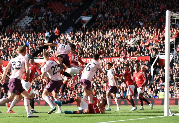 Stra&scaron;ni prizori u Premier ligi: Braniču Crvenih Vragova glava natopljena krvlju nakon sudara