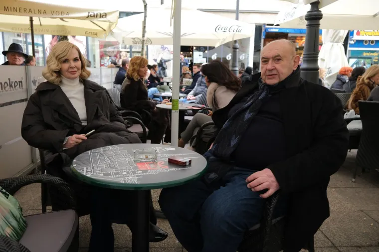Odvjetnici Jadranka Slokoković i Čedo Prodanović uživaju na zagrebačkoj &scaron;pici.