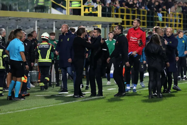 Tramezzani i Bjelica brzo su rije&scaron;ili situaciju. Oboje su temperamentni, ali i prevelika gospoda da bi takvo &scaron;to eskaliralo jače. 