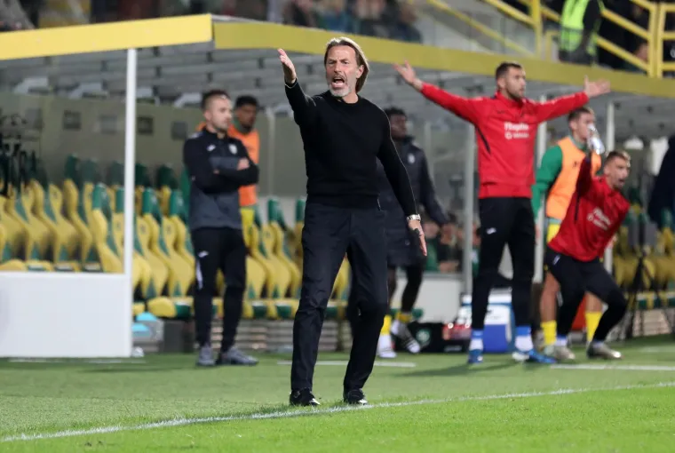 Tramezzani je dobio žuti karton zbog prigovora, a dva člana njegovog stožera su 'popila' crvene. Među njima je bio i team manager. 