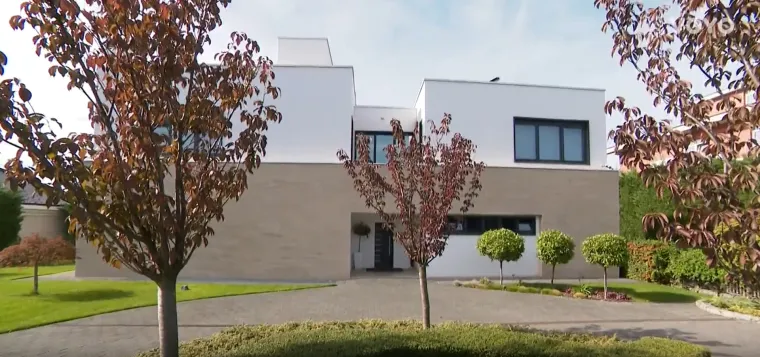 U kući je stol napravljen od reciklirane drvene splavi, a namještaj od održive tkanine. 