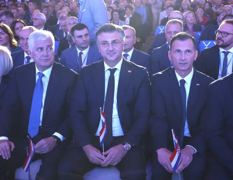 Pogledajte tko je sve do&scaron;ao na veliki Opći sabor HDZ-a u &Scaron;ibeniku