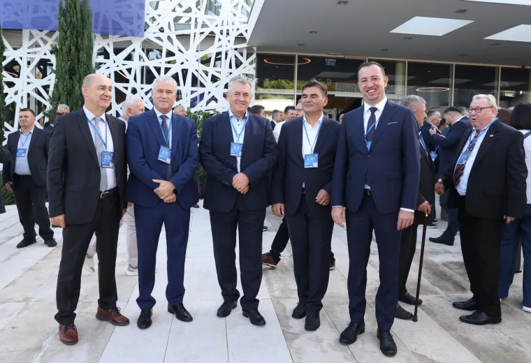 Pogledajte tko je sve do&scaron;ao na veliki Opći sabor HDZ-a u &Scaron;ibeniku