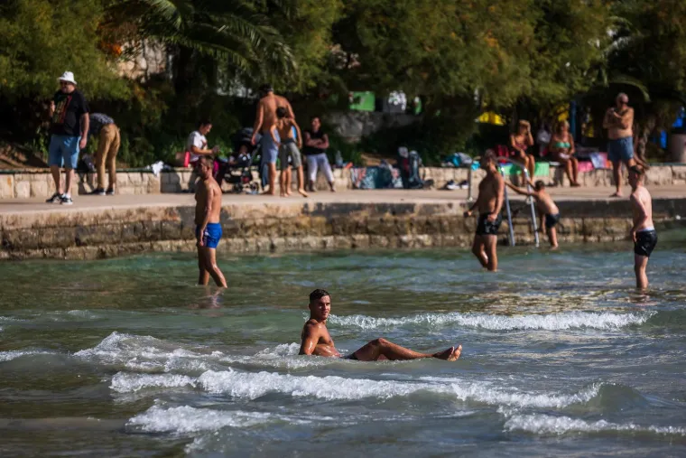 Kupanje, sunčanje, picigin! Ove fotke snimljene su danas na Bačvicama, ne u kolovozu: Splićani guštaju na najjače