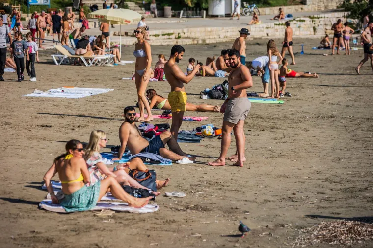 Kupanje, sunčanje, picigin! Ove fotke snimljene su danas na Bačvicama, ne u kolovozu: Splićani guštaju na najjače