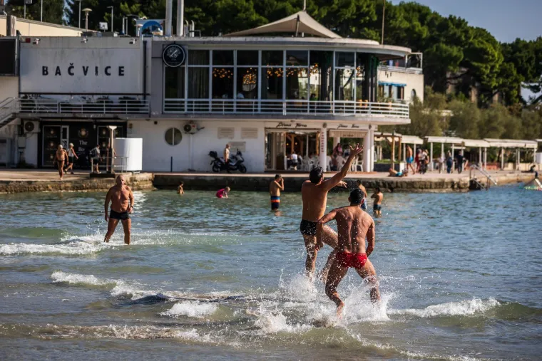 Kupanje, sunčanje, picigin! Ove fotke snimljene su danas na Bačvicama, ne u kolovozu: Splićani guštaju na najjače