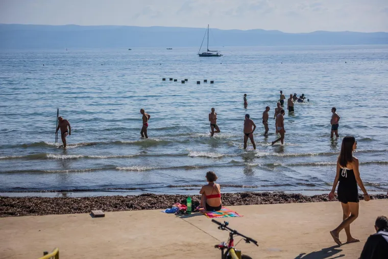 Kupanje, sunčanje, picigin! Ove fotke snimljene su danas na Bačvicama, ne u kolovozu: Splićani guštaju na najjače
