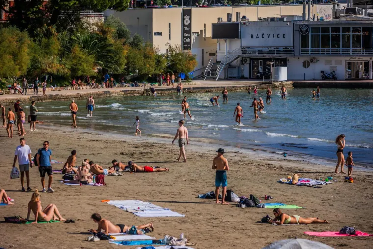 Kupanje, sunčanje, picigin! Ove fotke snimljene su danas na Bačvicama, ne u kolovozu: Splićani guštaju na najjače