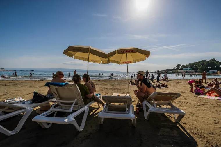 Kupanje, sunčanje, picigin! Ove fotke snimljene su danas na Bačvicama, ne u kolovozu: Splićani guštaju na najjače