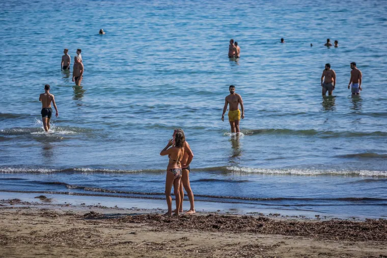 Kupanje, sunčanje, picigin! Ove fotke snimljene su danas na Bačvicama, ne u kolovozu: Splićani guštaju na najjače