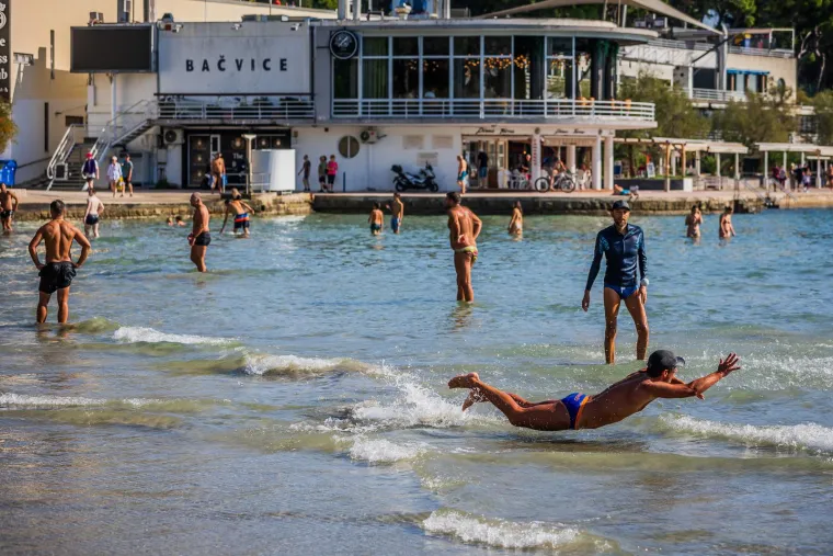 Kupanje, sunčanje, picigin! Ove fotke snimljene su danas na Bačvicama, ne u kolovozu: Splićani gu&scaron;taju na najjače