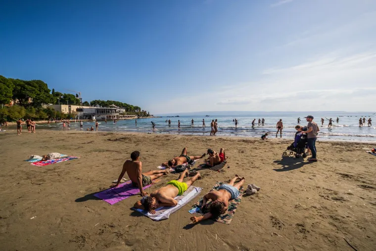 Kupanje, sunčanje, picigin! Ove fotke snimljene su danas na Bačvicama, ne u kolovozu: Splićani gu&scaron;taju na najjače