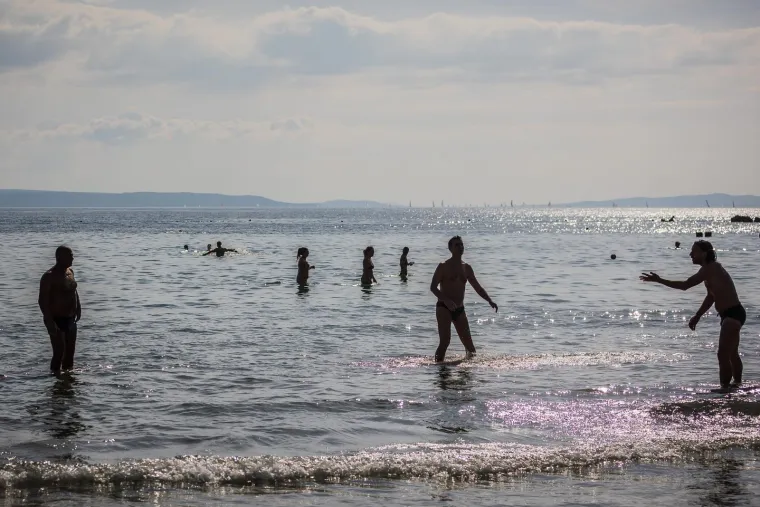 Kupanje, sunčanje, picigin! Ove fotke snimljene su danas na Bačvicama, ne u kolovozu: Splićani gu&scaron;taju na najjače