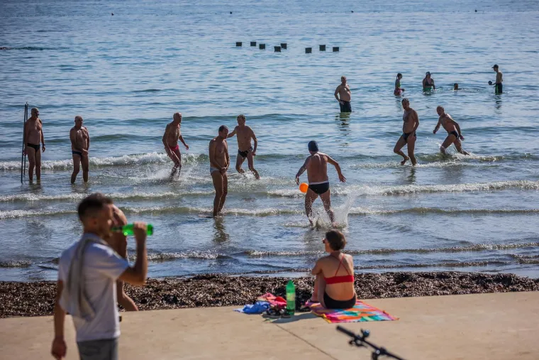 Kupanje, sunčanje, picigin! Ove fotke snimljene su danas na Bačvicama, ne u kolovozu: Splićani gu&scaron;taju na najjače