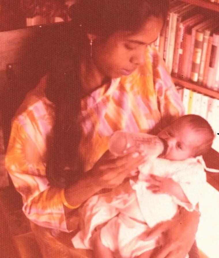 Kamalu Harris hrani njena mama, Shyamala Gopalan Harris. &quot;S dvadeset pet godina, mama je imala fakultetsku diplomu, doktorat i mene&quot;, pisala je Harris u svojim memoarima.