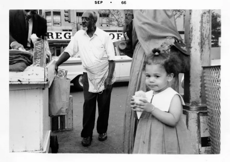 Kamala Harris tijekom obiteljskog posjeta Harlemu, New York, rujan 1966. godine.