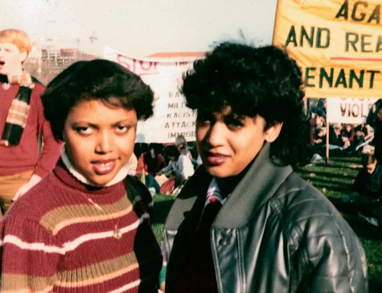 Kamala Harris stoji s Gwen Whitfield na prosvjedu protiv apartheida tijekom svoje prve godine na Sveučilištu Howard u Washingtonu, studeni 1982. godine.