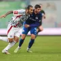 Puknuo je loptu naprijed i prošao suparničkog nogometaša. To je Marko Livaja, koji je procvjetao pod Gattusom. Osim što je vidljivo stesao liniju, najbolji je igrač lige, strijelac (sedam golova) i asistent (pet). 