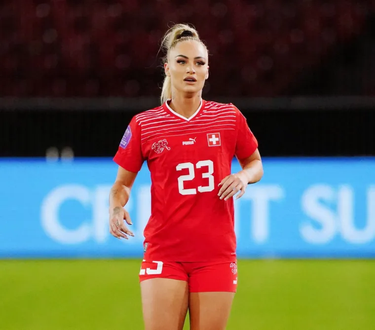 Za reprezentaciju &Scaron;vicarske je odigrala 58 utakmica i postigla devet golova.