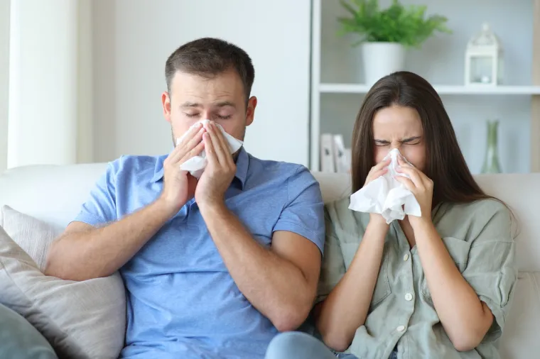 &quot;Kada se ljubite, virus se može izravno prenijeti na vas. Također, ako partner kašlje ili kiše, može ispustiti sitne kapljice koje sadrže virus, što povećava vjerojatnost da ćete se razboljeti&quot;, objasnio je.