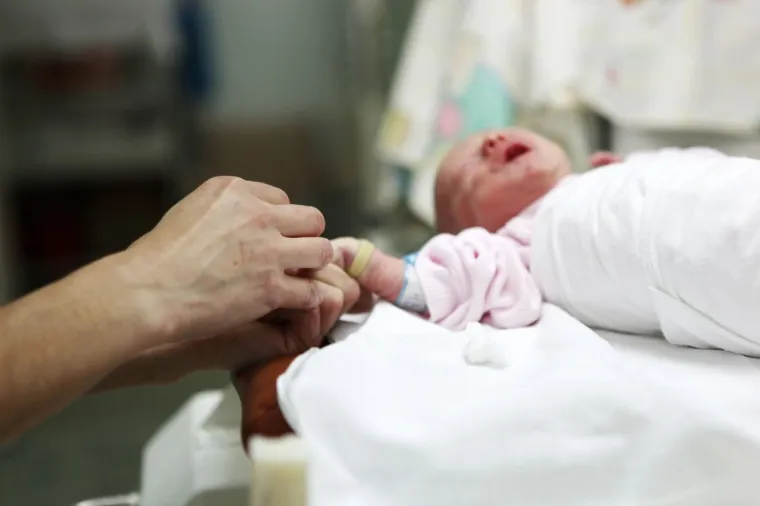 1. Uspoređivanje s drugima - Novopečenim roditeljima može biti lako uspoređivati ​​se s drugima. No, Lucy potiče mame i tate da to izbjegavaju što je više moguće. &quot;Jedna stvar za koju vjerujem da nikada ne biste trebali učiniti s novorođenčetom je osjećati se pod pritiskom da slijedite tuđu rutinu ili raspored&quot;, rekla je.