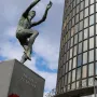 Iz Real Madrida je otišao u NBA ligu, prvo u Portland Trail Blazerse, a onda u New Jersey Netse. Nakon sto je poginuo Netsi su povukli broj 3 koji je on nosio.