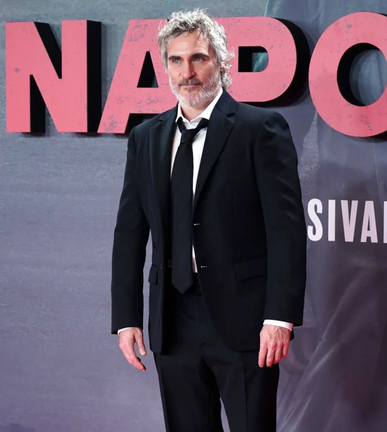 U intervjuu za Playboy 2014., Phoenix je otkrio da su njegovi roditelji napustili skupinu ubrzo nakon njegovog rođenja, rekavši: &quot;Mislim da su moji roditelji mislili da su našli zajednicu koja dijeli njihove ideale. Kultovi se rijetko oglašavaju kao takvi. Obično je to netko tko kaže: &apos;Mi smo istomišljenici. Ovo je zajednica&apos;&apos;&apos;