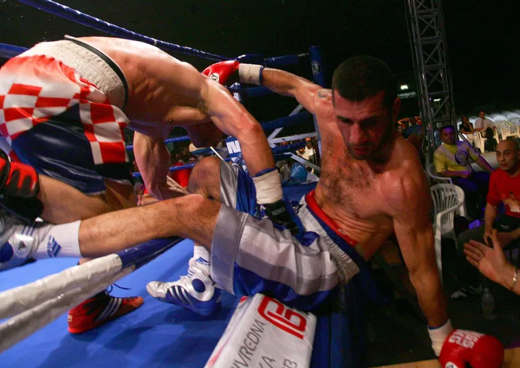 &quot;Imao slomljeno rebro, nisam mogao disati na brojeve otkucaja 200-205. Kao sportaš sam bio dosta samokritičan i rijetko kad sam bio zadovoljan, ali recimo s tim mečom sam, ono, ostao wau. Ponosan sam bio na samog sebe. Taj Francuz je bio strašan udarač, čak i teži na vagi što nije dozvoljeno. Moglo je završiti tužno, a završilo je s happy endom. Rekli su mi u bolnici poslije meča, da sam dobio još samo jedan udarac u predjelu prsa, da bi iskrvario i umro, tj da bi mi rebro probilo plućno krilo i nitko me više ne bi mogao spasiti. To je taj neki trenutak ne znam, ono, kad jednostavno uđeš u neku crnu rupu i jednostavno kao da si na autopilotu, onda dođe do izražaja sve ono što si dotad radio. Ne razmišljaš o ničemu, jednostavno preživljavaš.&quot;