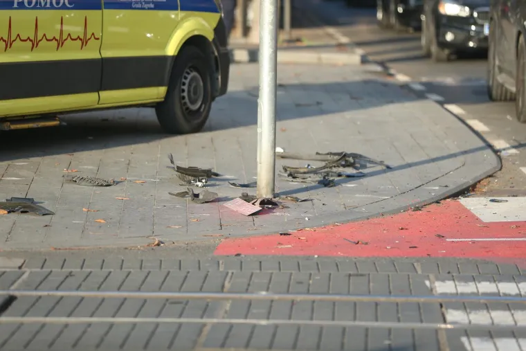 Otpadali su kotači, dijelovi su posvuda: Na raskrižju se sudarila tri auta, ima ozlijeđenih