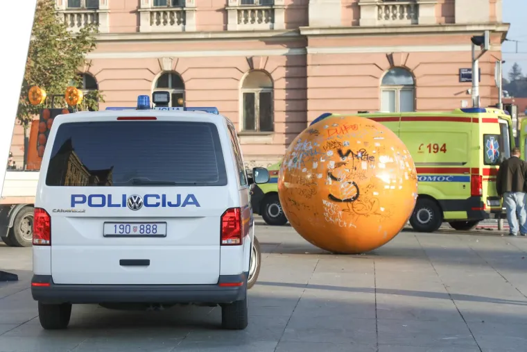 Otpadali su kotači, dijelovi su posvuda: Na raskrižju se sudarila tri auta, ima ozlijeđenih