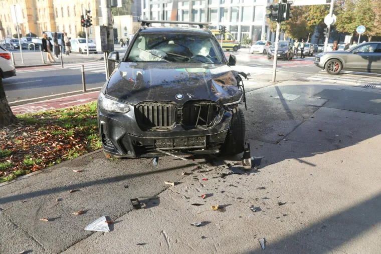 Otpadali su kotači, dijelovi su posvuda: Na raskrižju se sudarila tri auta, ima ozlijeđenih