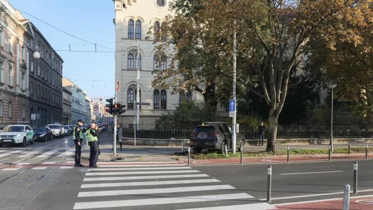 Otpadali su kotači, dijelovi su posvuda: Na raskrižju se sudarila tri auta, ima ozlijeđenih