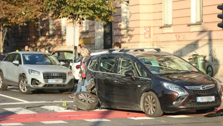 Otpadali su kotači, dijelovi su posvuda: Na raskrižju se sudarila tri auta, ima ozlijeđenih