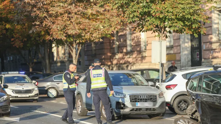 Otpadali su kotači, dijelovi su posvuda: Na raskrižju se sudarila tri auta, ima ozlijeđenih