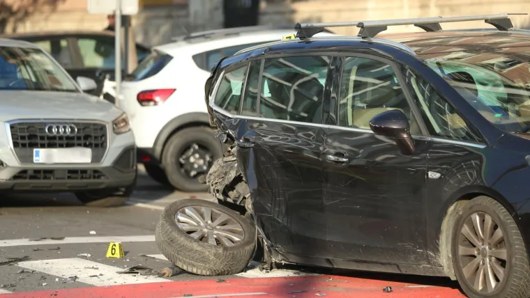 Otpadali su kotači, dijelovi su posvuda: Na raskrižju se sudarila tri auta, ima ozlijeđenih