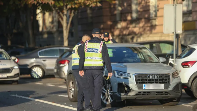 Otpadali su kotači, dijelovi su posvuda: Na raskrižju se sudarila tri auta, ima ozlijeđenih