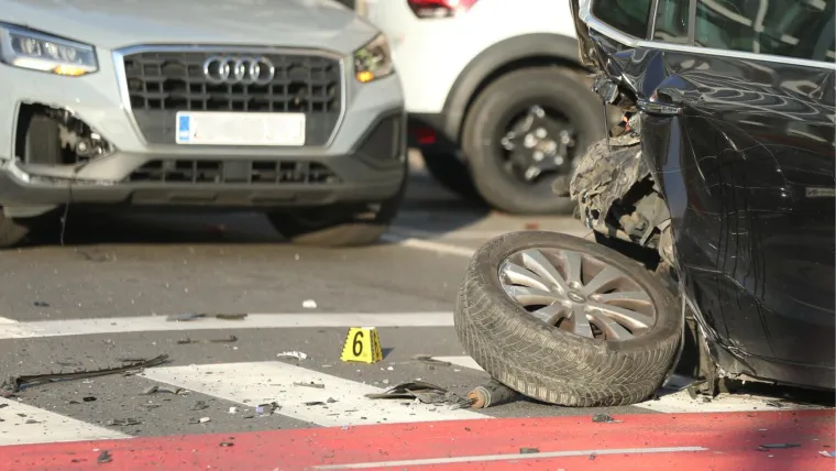 Otpadali su kotači, dijelovi su posvuda: Na raskrižju se sudarila tri auta, ima ozlijeđenih