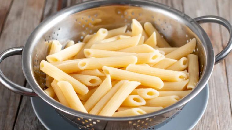 4. Tjestenina - Ako volite svoju tjesteninu kuhanu al dente, preskočite zamrzivač. Kuhana tjestenina će izgubiti i okus i konzistenciju, postat će kašasta.