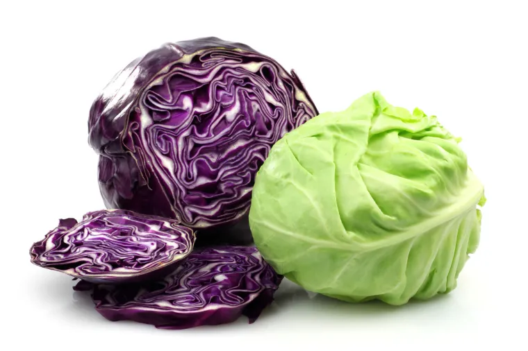 24. Kupus - Treba izbjegavati zamrzavanje sirovog kupusa. Možete ga narezati na četvrtine i prvo blan&scaron;irati ako ba&scaron; želite malo kupusa u zamrzivaču.