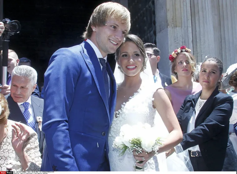 Ivan Rakitić rekao je u intervjuu katalonskim novinama ARA da mu je na početku sezone trebalo vremena da uhvati ritam u Hajduku, a da je sada "jako zadovoljan". Otkrio je i &scaron;to ga je pitala njegova Raquel kad je potpisao za Hajduk. 

"Kad sam potpisao za splitski Hajduk, supruga Raquel Mauri me pitala kako je živjeti u Hrvatskoj, a ja sam joj morao reći da ne znam. Bio sam ovdje samo dva do tri tjedna, ili s reprezentacijom ili na odmoru, ali iskreno, &scaron;to se tiče gostoprimstva ljudi, ne razlikuje se puno od Seville", izjavio je Rakitić u telefonskom razgovoru objavljenom u nedjelju.